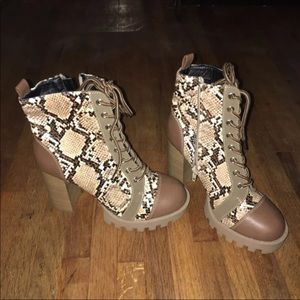 🌻2/$45 👢Snakeskin Boots